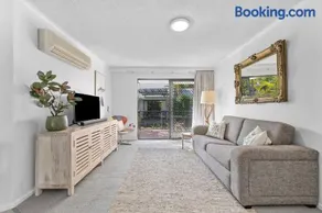 Stylish 1 Bedroom ground level unit in Noosaville - Image 1