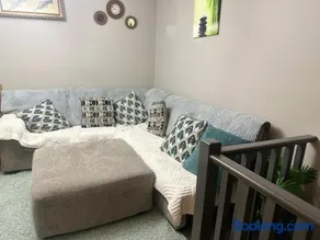 Spacious Bedroom-Near Airport YYC - Image 3