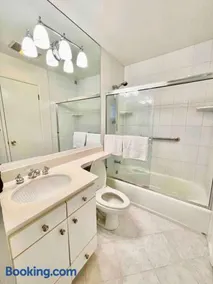 Waterfront Apartment Minutes to San Francisco - Image 3