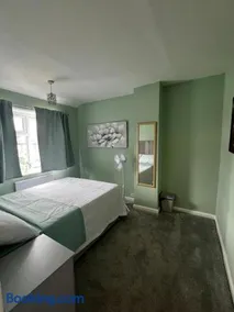 morden Double Room - Image 1