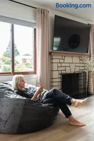 Modern Nest - Cozy & Free Parking - Image 3