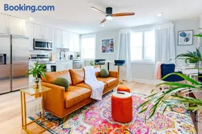 Elegant Urban Escape - 2 Bedrooms, 1 king Bed and 1 Queen Bed, Gated Private Entrance and Parking - Image 1