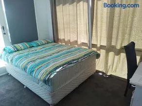 Comfy bed quiet neighbourhood - Image 2