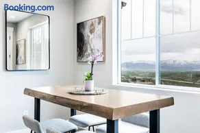 Great views luxe gym fireplace deck sleeps 8 - Image 1