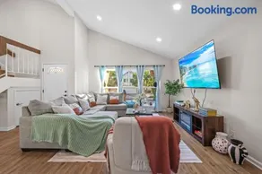 Entire Private Home with 4 Bedrooms 2 Bathrooms Garage, Pool, King Bed, Gated Yard in Rancho Penasquitos, Available Now - Image 5