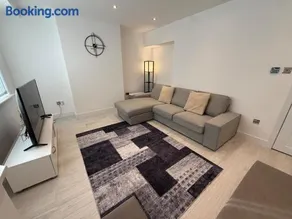 Luxury 4 Bedroom House in Harrow with Free Parking - Image 2