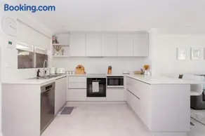 Maylands Riverside City Retreat - Image 3