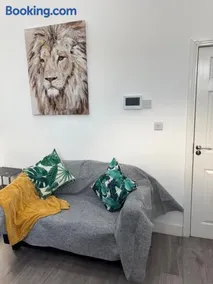 Modern and Spacious Home CITY CENTRE location and FREE parking - Image 2
