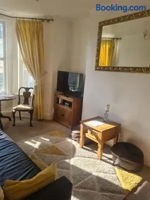 Spacious two bedroom flat, central location - Image 2
