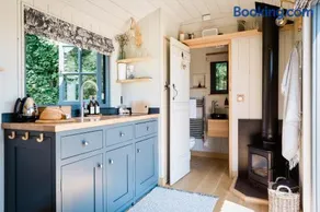 Boutique Cornish Shepherd's Hut with Hot Tub - Image 5