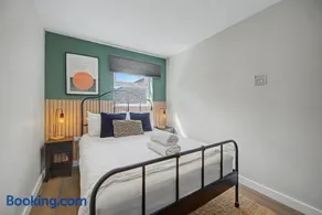 Central Cardiff 3BR Apartment Sleeps 8 2 Bathrooms Private Parking Fast Wi-Fi - Image 1