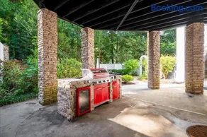 11580sqft Large Home By Airport - Image 3