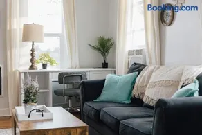 Villa Chic near Downtown Bristol King Bed - Image 3