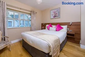 Henry Court Townhouse - Image 3