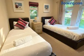 Millbury Lodge with hot tub in Devon - Image 4