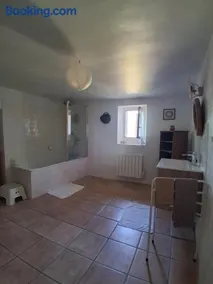 Les Cyprès d'Oc Maison d'Hôte ou Gîte avec piscine, vue et jardin - Image 1
