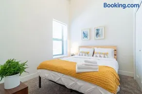 McCormick Place 420 Friendly 3BR in Downtown Chicago with Optional Parking Sleeps 8 Guests Near Soldier Field, Grant Park and Lakefront Trail - Image 3