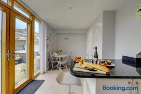 Marston Croft Cottage Spacious and Modern Hot Tub Sleeps 8 Southam by Inspire Homes - Image 1