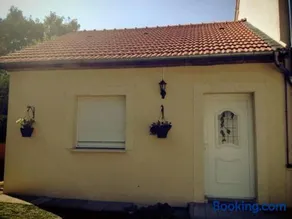 Charmant Gîte à Étain, Tout Inclus, Proche Verdun avec Terrasse et Parking - Image 1