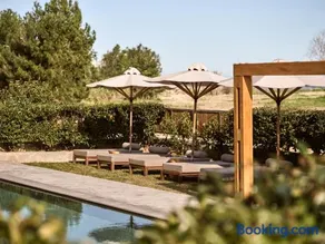 ÒLA Exclusive Residence, with Pool & Beach Access, By ThinkVilla - Image 5