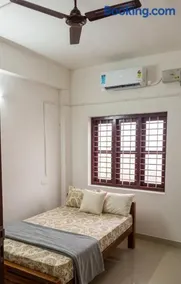 Elegant Stay in a Prime Spot - Image 3