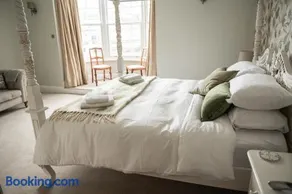 5 Bed Luxury Townhouse with Hot Tub, Rooftop Terrace, Perfect for Groups, Near Cruise Terminal - Image 4