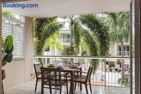 Sleek apartment overlooking pool - Image 3