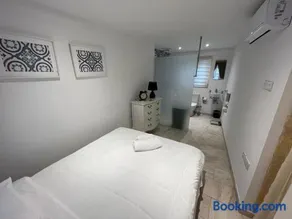 Charming 200 year old cottage with yard - Image 2