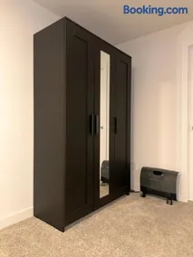 Cozy and Spacious Suite in a Pet and Smoke free Home - Self checkin Anytime - Private Ensuit Bath - King Bed - Ultra Fast Wifi - Free Parking - Smart TV - Image 5