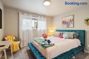 Vibrant 2bed Condo - Stroll to SEA Space Needle - Image 1