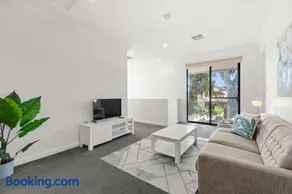 Campbelltown modern home Family Stay - Image 4