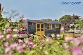 FLORA Luxury Retreat, Private Garden, Views & Hot Tub - Image 3