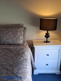 Seabreeze Coast Getaway Sleeps 6 Comfy 3BR Wi Fi Netflix 21 Metre Boat Parking - Image 5