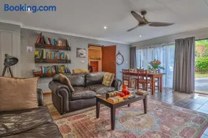 CASTLE COTTAGE Self catering fully equipped homely 120sqm double story king bed cottage in a lush green neighborhood - Image 1