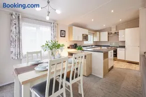 Primrose Lodge with Hot Tub - Image 4