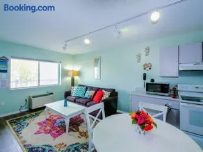 Wesley Paradise ☆Chic 1BD + Private Balcony & Pool - Image 1