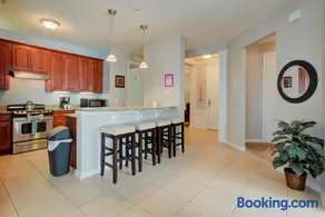 Gorgeous 1st-Floor, End Unit Condo w LAKEVIEW - Image 5