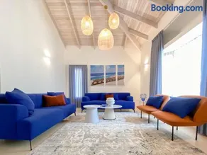 Stylish Villa with Bomb Shelter Close to Shore - Image 2