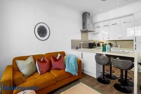 Bright & Airy Flat with Stunning Rooftop Views - Image 3