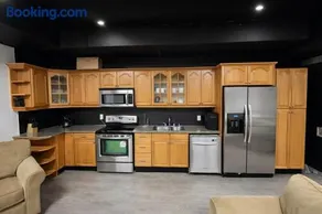 Private Suite, King Bed, Big Screen Sleeps 4 - Image 1