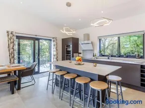 3 Bed in Holsworthy oc-85696 - Image 5