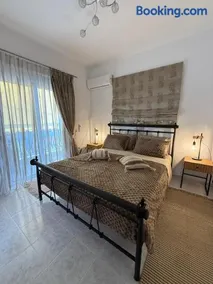 Katsaras House 3 Cozy Bedrooms - Image 2