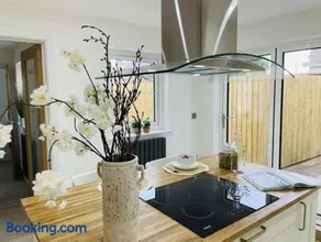Luxury 3 Bedroom Cottage Retreat Near Bridgend Beaches M4 with Garden Workspace Sleeps 6 - Image 5