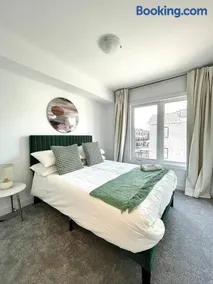 Luxury 3BR home with free parking, full kitchen in Stouffville Markham - Image 2