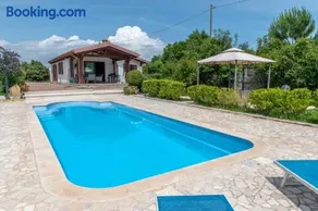 Countryside villa with pool - Image 1