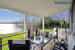 Luxury Lakeside Retreat - Image 3