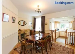 3 bed rooms 2 en-suite - spacious with 90sqm garden - self check in - pet friendly - Central, near beach - Image 2
