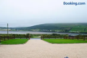 Luxurious bungalow with bay views - Image 3