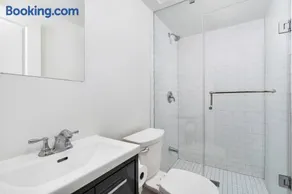 TO Chic 3BR Ossington Hub Near Subway & Shops - Image 4