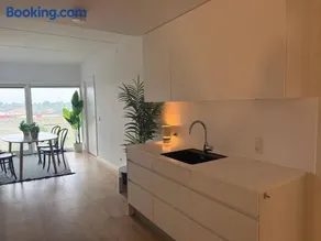 Exclusive New Apt Close To City Center - Image 4